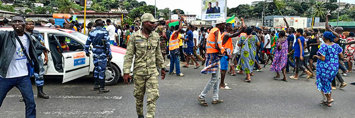 LIBREVILLE, GABÓN - 30 DE AGOSTO: Partidarios de la administración militar se congregan en una calle después de que oficiales del ejército gabonés entraran en el edificio de la televisión nacional tras el anuncio de los resultados de las elecciones presidenciales y su anuncio de toma del poder, en Libreville, Gabón, el 30 de agosto de 2023. Ⓒ Stringer / Anadolu Agency