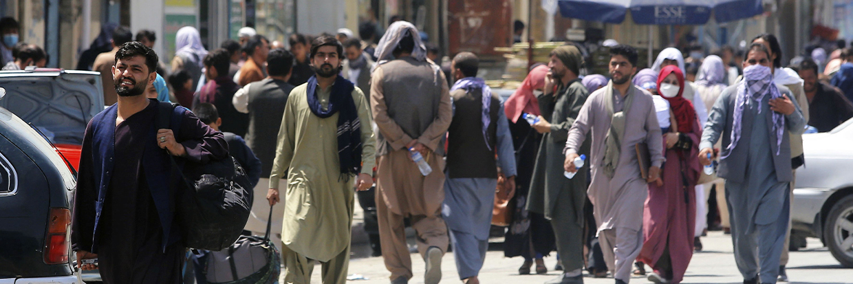 People head to a military facility in an airport in Kabul on Aug. 23, 2021, following the Islamic militant group Taliban's recent return to power. © (Kyodo) ==Kyodo NO USE JAPAN