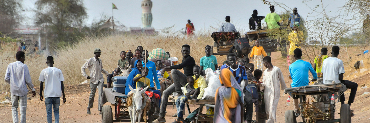 Los civiles que han huido del Sudán devastado por la guerra tras el estallido de los combates entre el ejército sudanés y las Fuerzas paramilitares de Apoyo Rápido (FAR) caminan por el puesto fronterizo del sur de Joda, condado de Renk, estado del Alto Nilo de Sudán del Sur, 30 de abril de 2023. © REUTERS/Jok Solomun