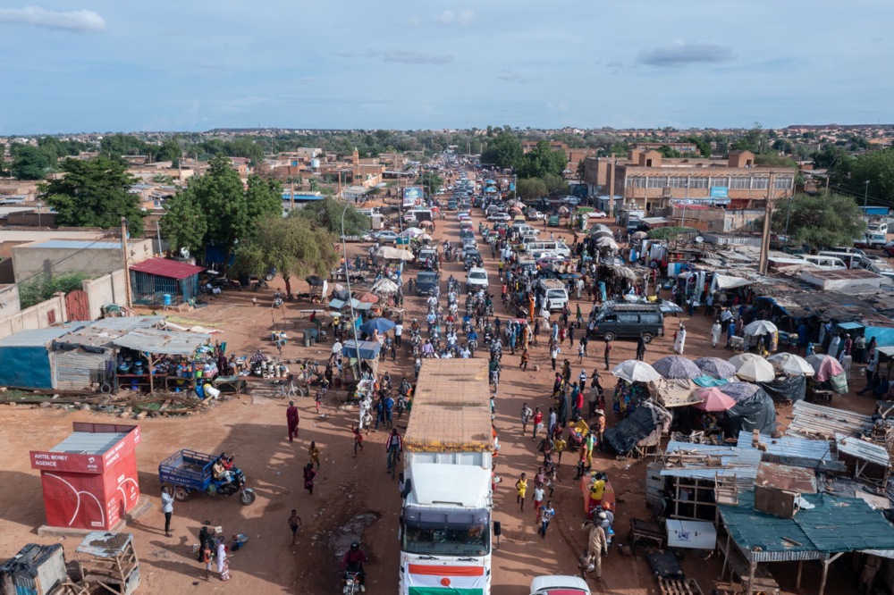 Supporters of the military junta take to the streets during a protest against sanctions imposed by the Economic Community of West African States (ECOWAS), in Niamey, Niger, 10 August 2023. Two weeks have passed since democratically elected Niger President Mohamed Bazoum was ousted in a coup led by General Abdourahmane Tchiani, head of the presidential guard. © EPA-EFE/LUFF