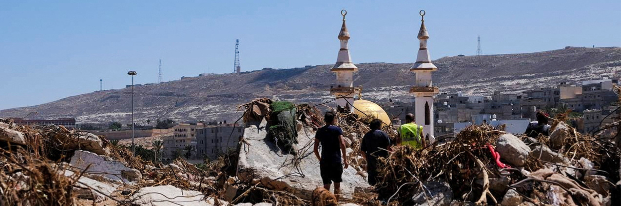 Des personnes marchent au milieu des débris à la suite de la puissante tempête et des fortes pluies qui ont frappé le pays, à Derna (Libye), le 13 septembre 2023. Ⓒ REUTERS/Esam Omran Al-Fetori