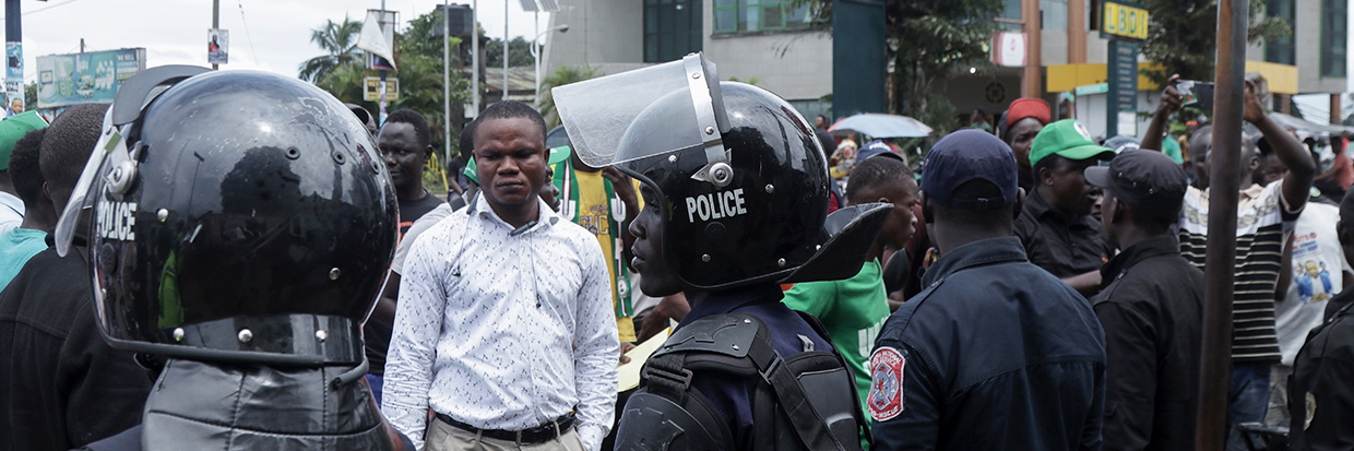 Agentes de las Fuerzas de Seguridad de Liberia montan guardia durante una protesta de partidarios del principal partido de la oposición Partido de la Unidad (UP) para demandar la publicación oficial de la lista final de votantes por parte de la Comisión Electoral Nacional (NEC), a las afueras de la sede de la NEC en Monrovia, Liberia, 22 de septiembre de 2023. Ⓒ EPA-EFE/AHMED JALLANZO