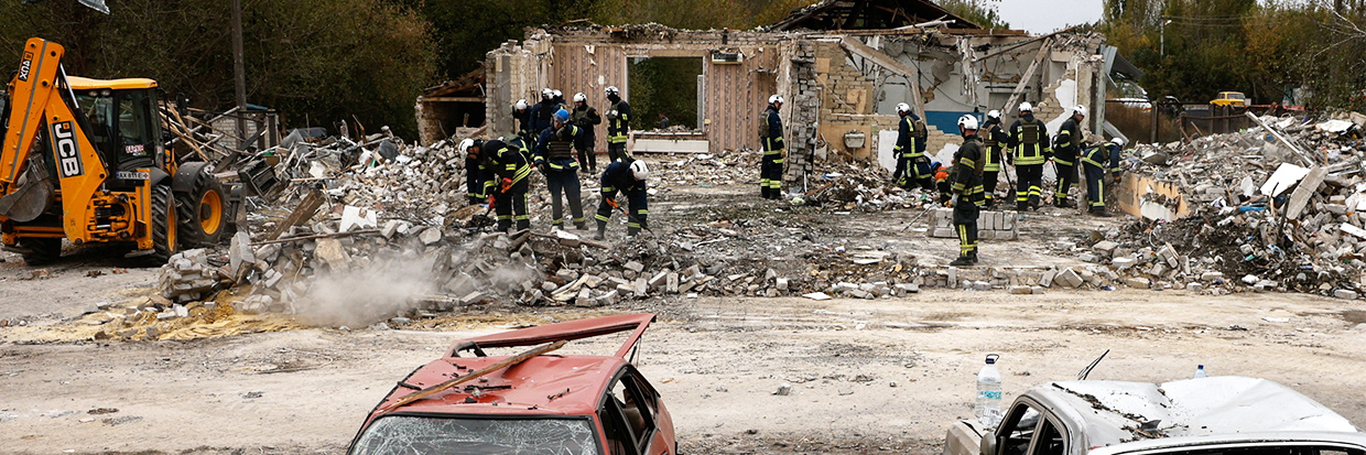 Les services d’urgence interviennent sur le site d’une frappe militaire russe, dans le cadre de l’attaque de la Fédération de Russie contre l’Ukraine, dans le village de Hroza, dans la région de Kharkiv, en Ukraine, le 6 octobre 2023. © REUTERS/Thomas Peter