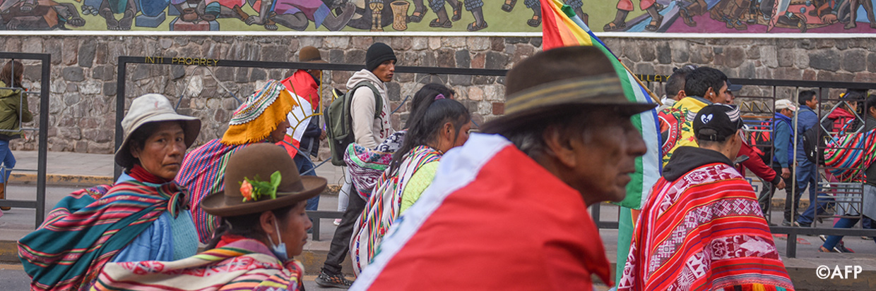 Des manifestants autochtones réclament la démission de la Présidente péruvienne Dina Boluarte sur la route principale de Cusco, au Pérou, le 1er février 2023. Photo : Ivan FLORES/AFP