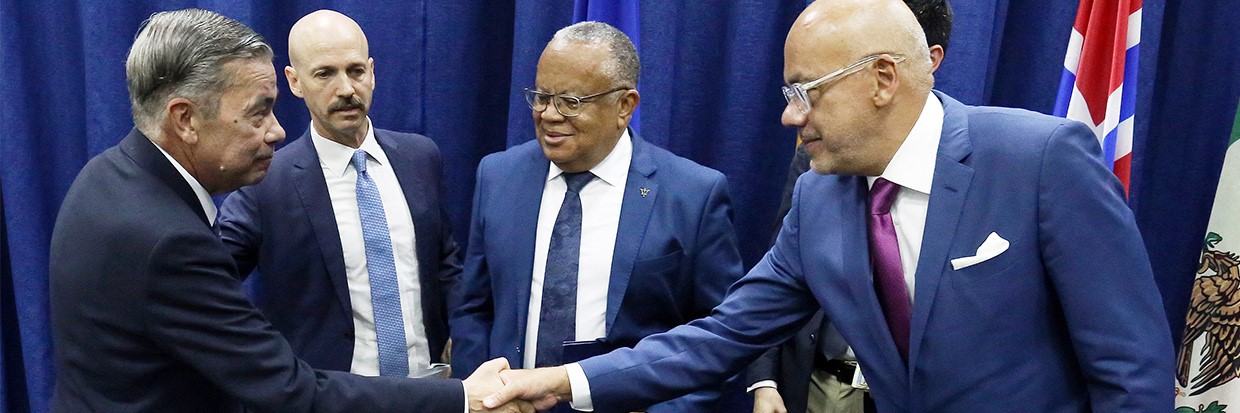 Gerardo Blyde Pérez, jefe de la delegación de la oposición venezolana, estrecha la mano del presidente de la Asamblea Nacional de Venezuela, Jorge Rodríguez, tras firmar un acuerdo de garantías electorales para las elecciones presidenciales de 2024 en St. Michael, Barbados, el 17 de octubre de 2023. REUTERS/Nigel R. Browne/Nu-Image Digital Media