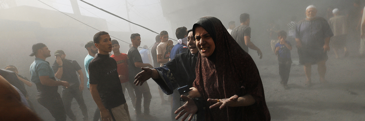 Palestinos reaccionan en el lugar donde se han producido ataques israelíes contra viviendas, mientras continúa el conflicto entre Israel y el grupo islamista palestino Hamás en Khan Younis, al sur de la Franja de Gaza, 26 de octubre de 2023. Ⓒ REUTERS/Mohammed Salem