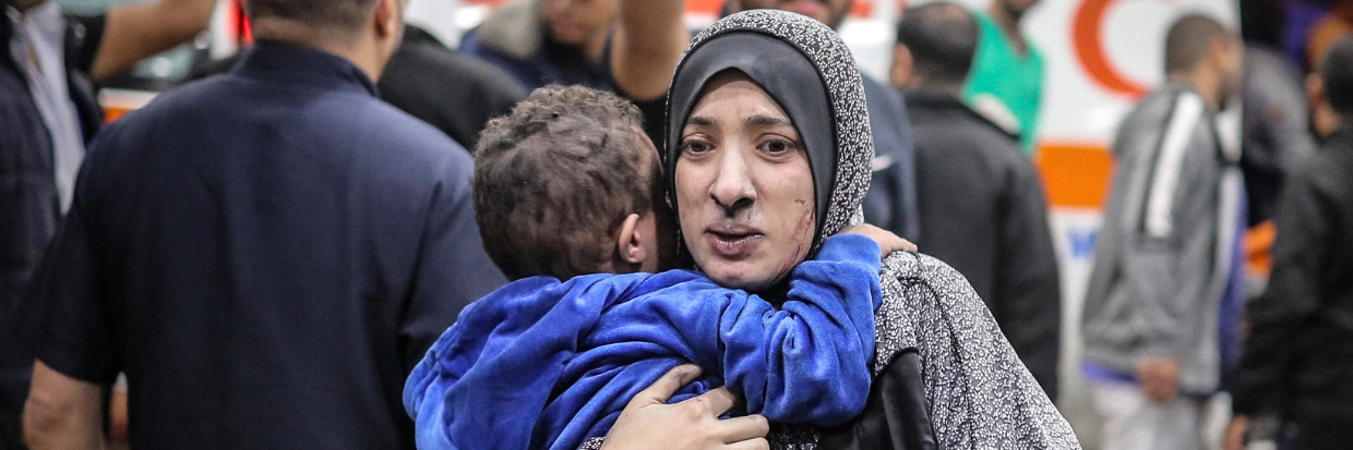 Una mujer y un niño huyen de los bombardeos en Khan Younis, en el sur de la Franja de Gaza. © KHALED / AFP