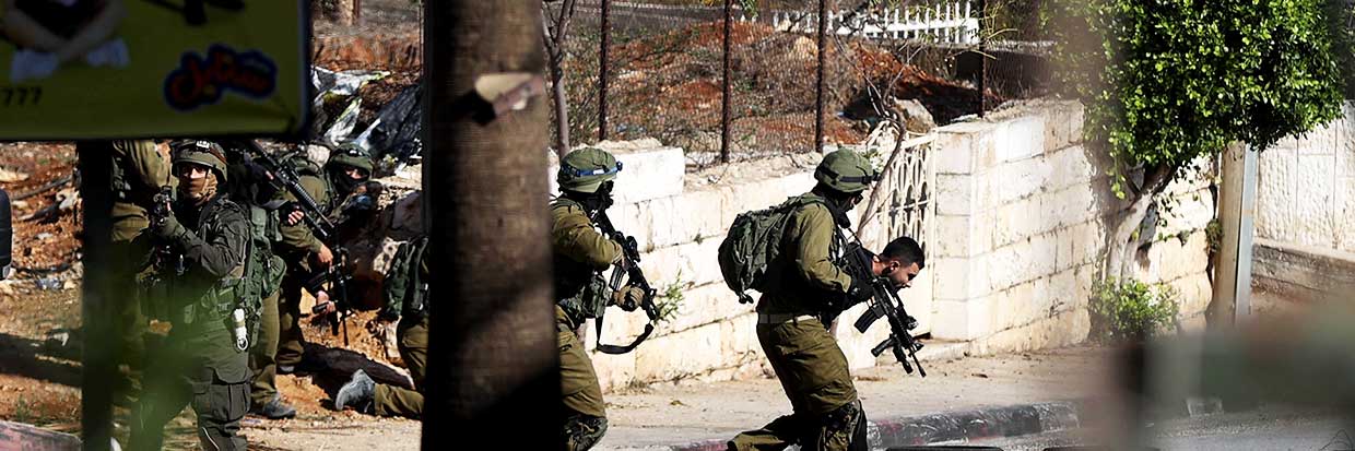 Israeli forces raid in streets and take a Palestinian into custody in Al-Bireh, West Bank on November 02, 2023. © Issam Rimawi / Anadolu