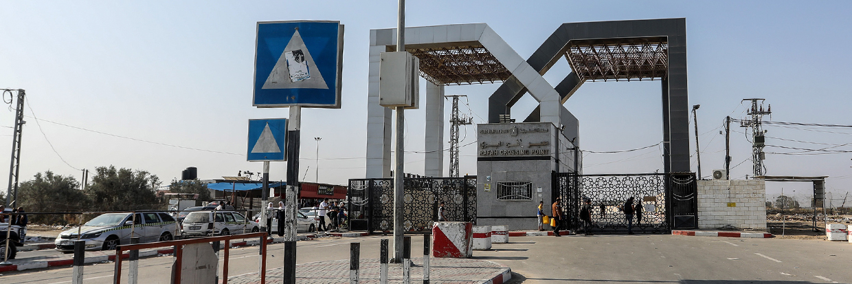 Des Palestiniens munis de passeports étrangers au poste frontière de Rafah attendent de passer en Égypte alors que les frappes aériennes israéliennes se poursuivent pour la 26e journée à Rafah, Gaza, le 1er novembre 2023. Ⓒ Abed Rahim Khatib/Anadolu