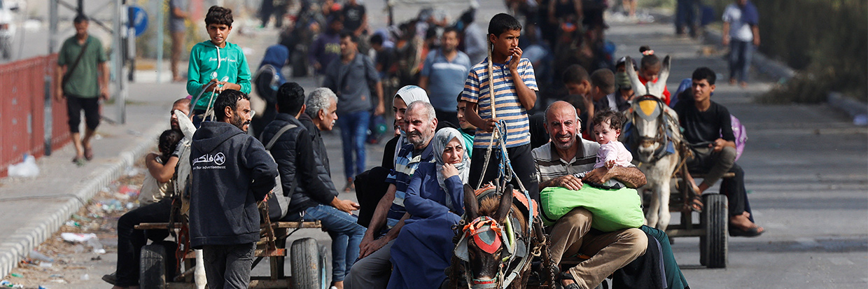 Photo montrant des Palestiniens sur des charrettes tirées par des animaux, alors que de nombreuses personnes fuient le nord de Gaza vers le sud, dans le cadre du conflit actuel entre Israël et le groupe islamiste palestinien Hamas, le 9 novembre 2023. Ⓒ REUTERS/Mohammed Salem