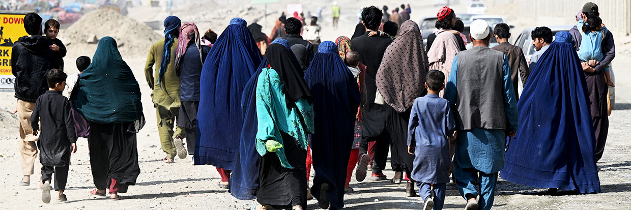 Afghan refugee families arrive on foot to cross the Pakistan-Afghanistan Torkham border on November 2, 2023. © by Farooq Naeem / AFP