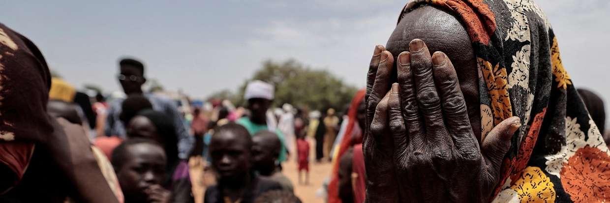 A Sudanese woman, who fled the conflict in Geneina in Sudan's Darfur region, mourns her son and a relative, who according to her, were killed by Rapid Support Forces (RSF), Chad July 25, 2023. © REUTERS/Zohra Bensemra