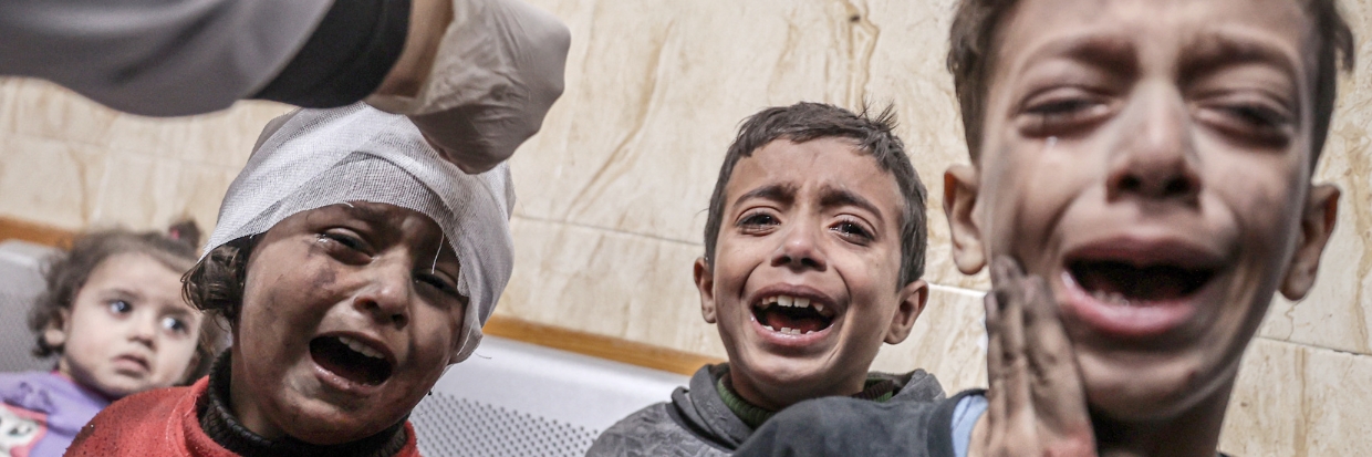 DEIR AL-BALAH, GAZA, LE 2 DÉCEMBRE : des blessés, dont des enfants, sont amenés à l’hôpital des martyrs d’Al-Aqsa pour y être soignés après une attaque israélienne à la suite de la pause humanitaire entre Israël et le groupe de résistance palestinien Hamas à Deir al-Balah, Gaza, le 2 décembre 2023. Ali Jadallah/Anadolu (Photo d’Ali Jadallah/ANADOLU/Anadolu par AFP)