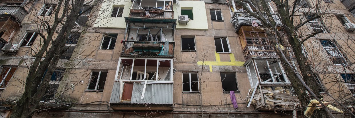 DNIPRO, UKRAINE - DECEMBER 29: A view of a damaged building after the Russian strike hits the city center in Dnipro, Ukraine on December 29, 2023. © Arsen Dzodzaiev / ANADOLU / Anadolu via AFP