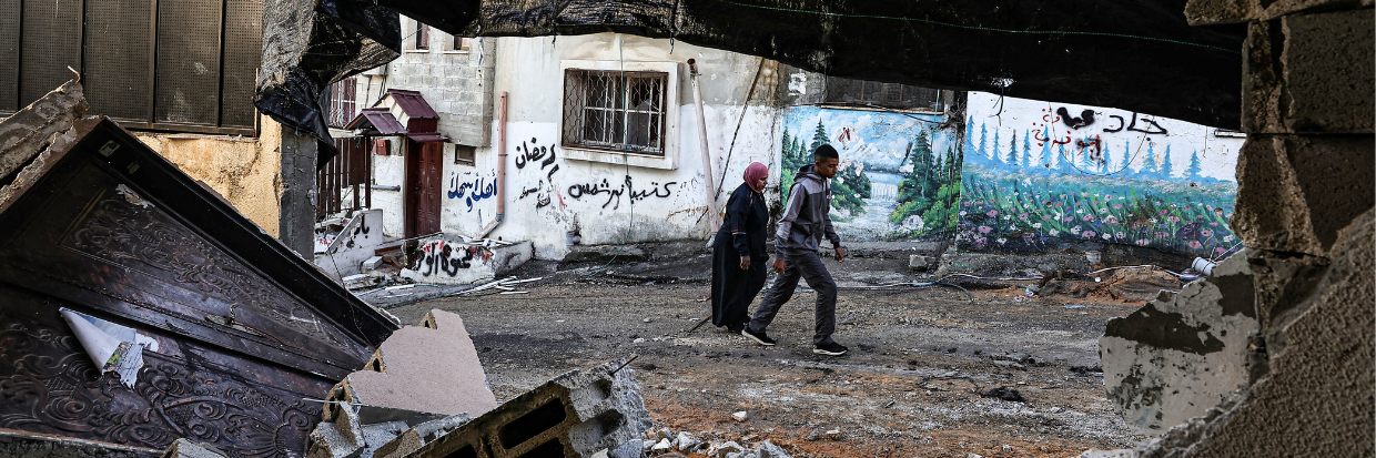 Palestinos inspeccionan los daños tras una incursión israelí en el campo de refugiados palestinos de Nur Shams, cerca de la ciudad septentrional de Tulkarm, en la Cisjordania ocupada, el 17 de diciembre de 2023. Credit: Zain JAAFAR / AFP 