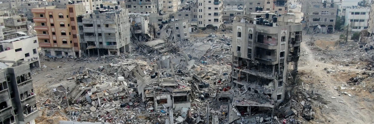 Vista aérea el 26 de diciembre de 2023, la cual muestra edificios destruidos en Beit Lahia tras bombardeos israelíes en el norte de la Franja de Gaza, a la vez que continúan los enfrentamientos entre Israel y el grupo de militantes palestinos Hamas. (Fotografía de AFP)