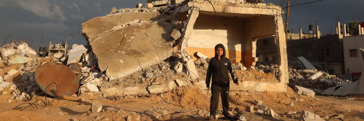 A Palestinian boy walks on January 11, 2024 near a destroyed building which was hit in an Israeli air strike, in Rafah in the southern Gaza Strip, amid the ongoing conflict between Israel and the Palestinian militant group Hamas. © AFP