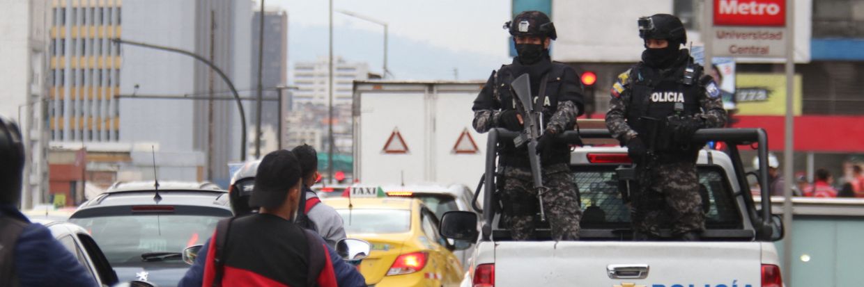 QUITO, ÉQUATEUR, LE 9 JANVIER : la police équatorienne met en place des mesures de sécurité sur les routes après que le Président équatorien a déclaré un « conflit armé interne » et ordonné des opérations militaires contre les groupes criminels organisés à Quito, en Équateur, le 9 janvier 2024. L’Équateur a déclaré l’état d’urgence lundi après que l’un des chefs de gangs les plus dangereux du pays a disparu de sa cellule, ce qui a déclenché des émeutes dans au moins six établissements pénitentiaires du pays