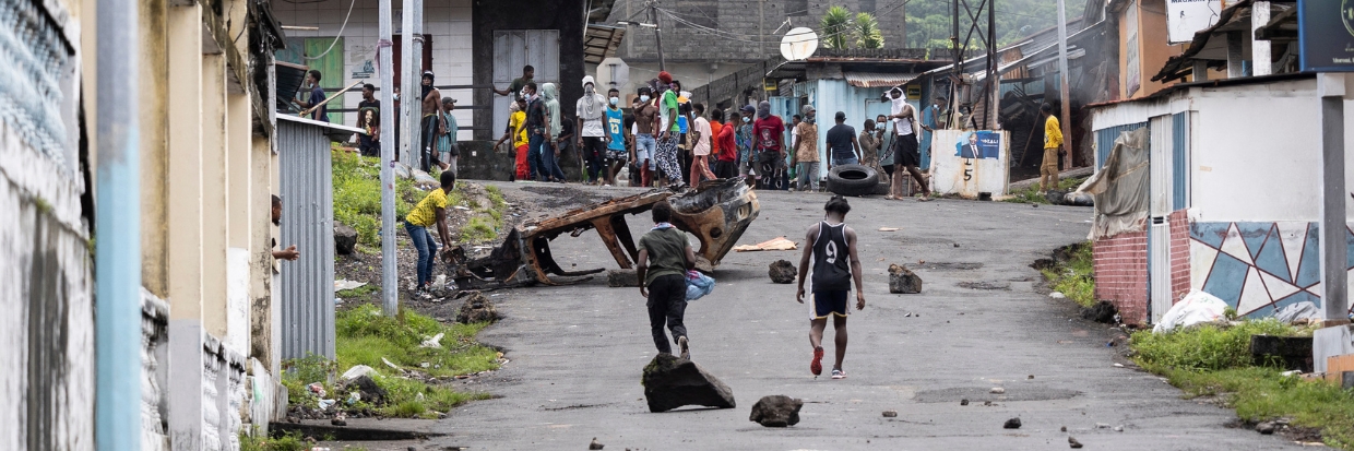 Vista general de escombros en la carretera durante una manifestación de la oposición en Moroni, el 17 de enero de 2024, tras el anuncio del resultado de las elecciones presidenciales. Azali Assoumani fue reelegido el 16 de enero de 2024 en primera ronda de unas elecciones presidenciales muy disputadas en las Comoras, una cadena de islas situada en el Océano Índico, a la vez que restaba importancia a la baja participación y rechazaba las acusaciones de fraude. (Fotografía de OLYMPIA DE MAISMONT / AFP)  