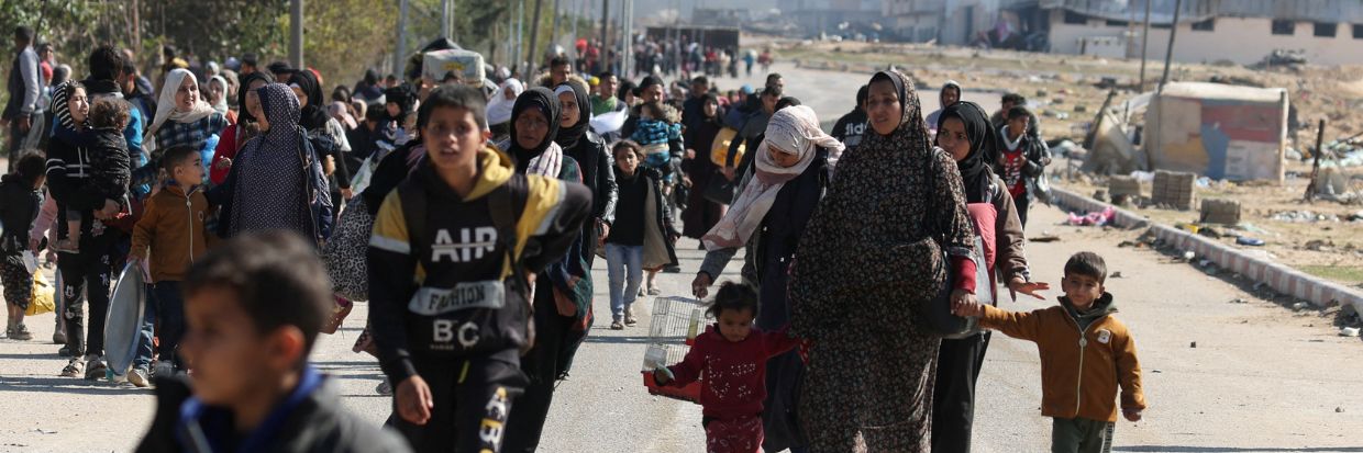 Palestinians fleeing Khan Younis, due to the Israeli ground operation, amid the ongoing conflict between Israel and the Palestinian Islamist group Hamas, move towards Rafah, in the southern Gaza Strip, January 25, 2024 © REUTERS/Ibraheem Abu Mustafa