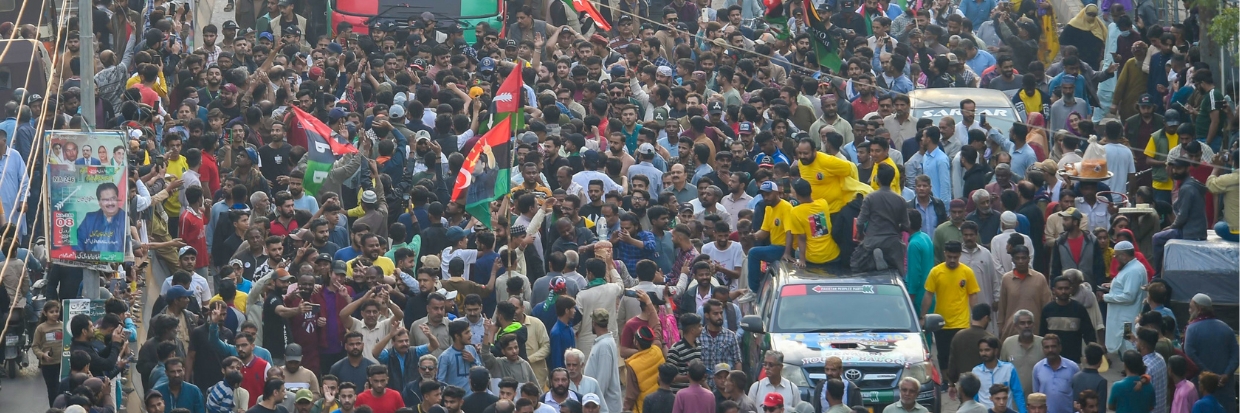 Supporters of Pakistan Peoples Party (PPP) attend an election campaign rally in Karachi on February 5, 2024, ahead of the national elections. © Asif Hassan / AFP