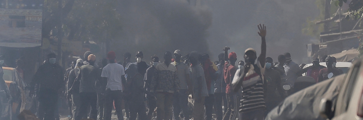 Manifestantes senegaleses chocan con la policía antidisturbios mientras protestan contra el aplazamiento de las elecciones presidenciales del 25 de febrero, en Dakar, Senegal, 9 de febrero de 2024. REUTERS/Zohra Bensemra