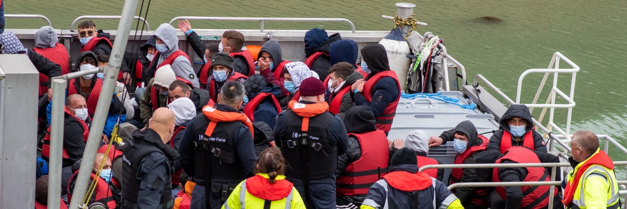 DOUVRES, ANGLETERRE, le 2 MAI : la police des frontières amène des migrants sur les quais de Douvres ce matin. Les migrants tentent de traverser la Manche pour rejoindre le Royaume-Uni avant l’adoption de la loi sur l’expulsion au Rwanda, à Douvres, en Angleterre, le 2 mai 2022. © Stuart Brock/Agence ANADOLU/Agence Anadolu via l’AFP