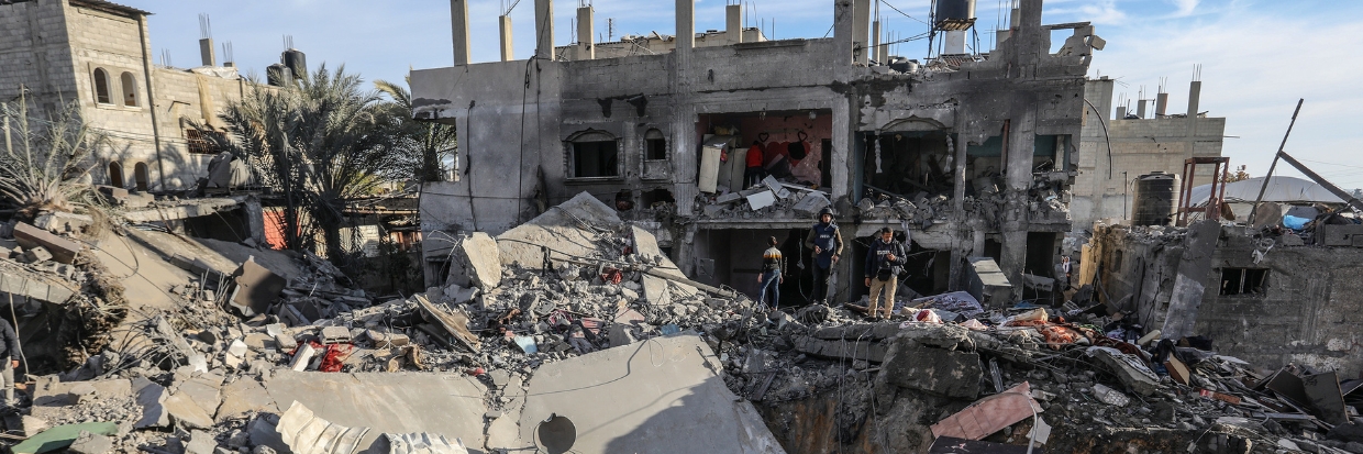 RAFAH, GAZA, le 12 FÉVRIER : vue d’ensemble du bâtiment fortement endommagé, dont une partie s’est effondrée, après les attaques israéliennes à Rafah, Gaza, le 12 février 2024. © Anadolu via Reuters Connect