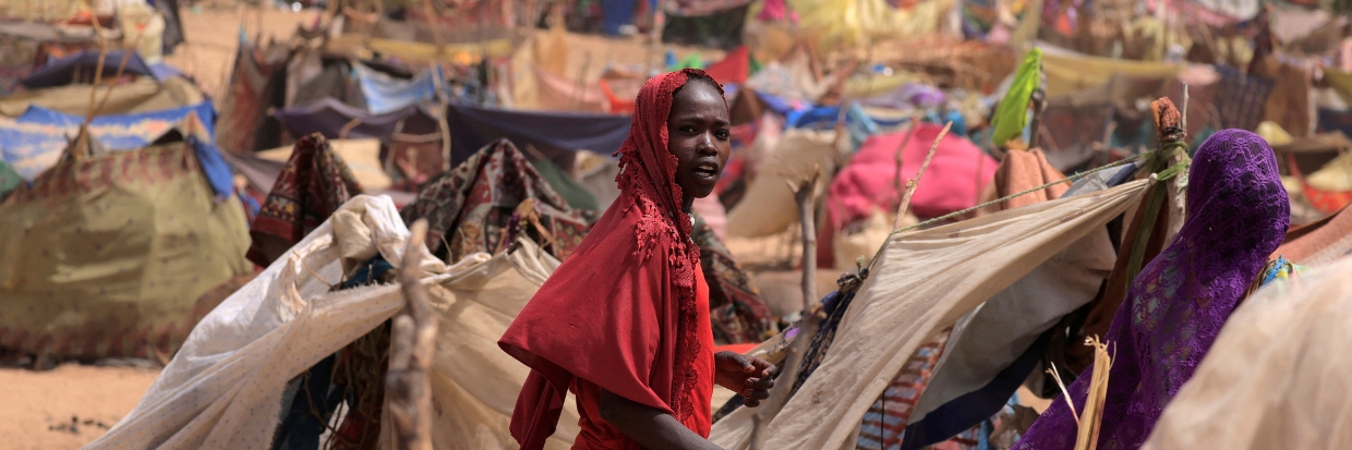  A sudanese girl who fled the conflict in Sudan's Darfur region, and was previously internally displaced in Sudan, moves past makeshift shelters, near the border between Sudan and Chad, while taking refuge in Borota, Chad, May 13, 2023. © REUTERS/Zohra Bensemra