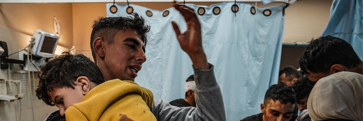 Des Palestiniens blessés, dont des enfants, sont amenés à l’hôpital Nasser pour recevoir un traitement médical à la suite d’attaques israéliennes à Khan Younès, Gaza, le 22 janvier 2024. (Belal Khaled/ANADOLU/Anadolu via AFP)