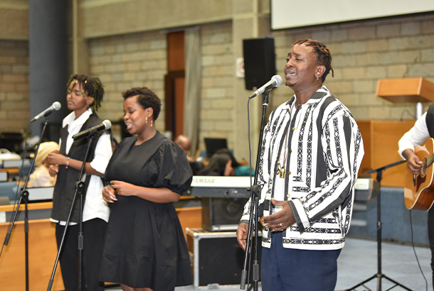 Renowned Kenyan musician Eric Wainaina performs at the HR75 event in Nairobi. © OHCHR