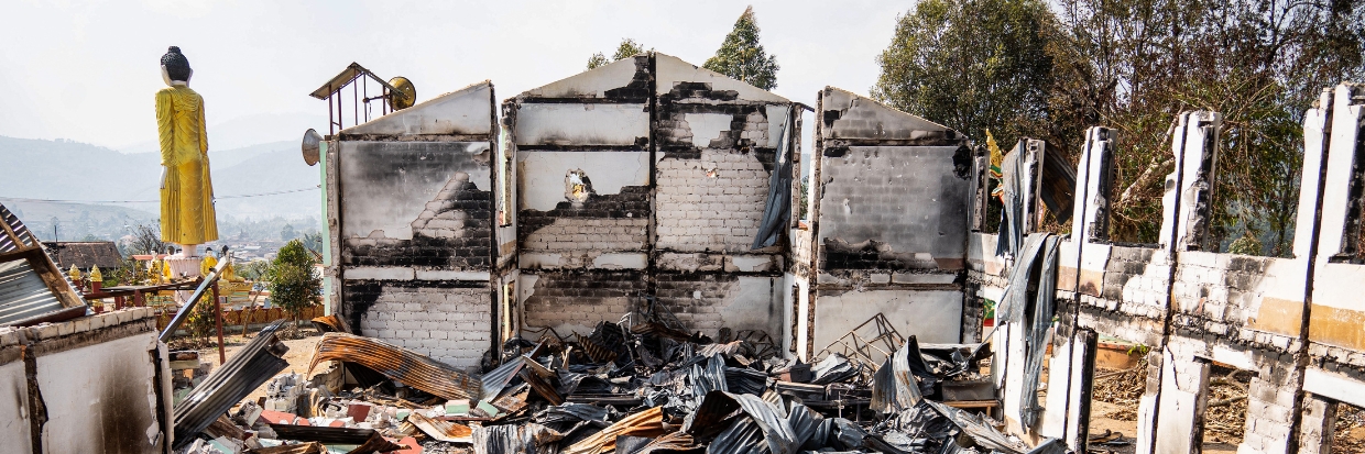 Fotografía tomada el 4 de febrero de 2024, donde se muestra un edificio destruido y una estatua dañada de Buda (I) tras combates entre el Ejército de Myanmar y el Ejército para la Independencia Kachin (KIA) en Nam Hpat Kar, en la municipalidad de Kutkai, en el Estado septentrional de Shan en Myanmar.  A finales de octubre, una alianza de combatientes pertenecientes a minorías étnicas lanzaron un ataque por sorpresa en el estado septentrional de Shan, gracias al cual consiguieron capturar territorio © AFP