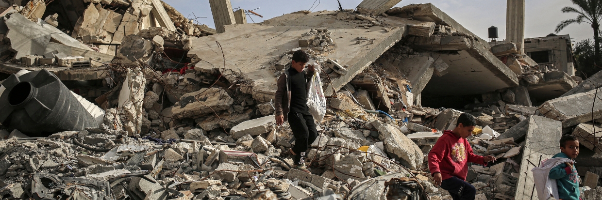 Palestinian boys make their way through the rubble of houses destroyed by Israeli bombardment in Rafah in the southern Gaza Strip on March 3, 2024, amid the ongoing conflict between Israel and the Hamas movement © Photo by AFP