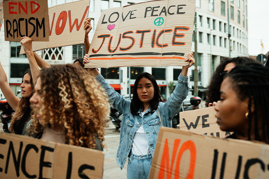 People protest against racism and demand justice. © Getty Images/Leo Patrizi.