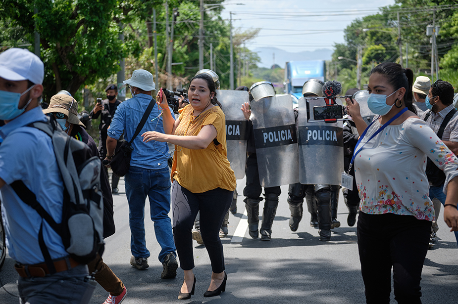 Journalists escape from a police crackdown while trying to cover the arrest and raid to Cristiana Chamorro’s house, the daughter of former President of Nicaragua Violeta Barrios. Cristiana was detained before the elections in 2021. © Carlos Herrera