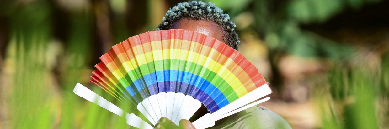 Quin Karala, 29 ans, membre de la communauté LGBTQ et mère célibataire, pose pour une photo avec les couleurs de l’arc-en-ciel dans les bureaux du Rella Women’s Empowerment Program pour la défense des droits des LGBTQ à Kulambiro, dans la banlieue de Kampala (Ouganda), le 4 avril 2023. © Abubaker Lubowa/Reuters