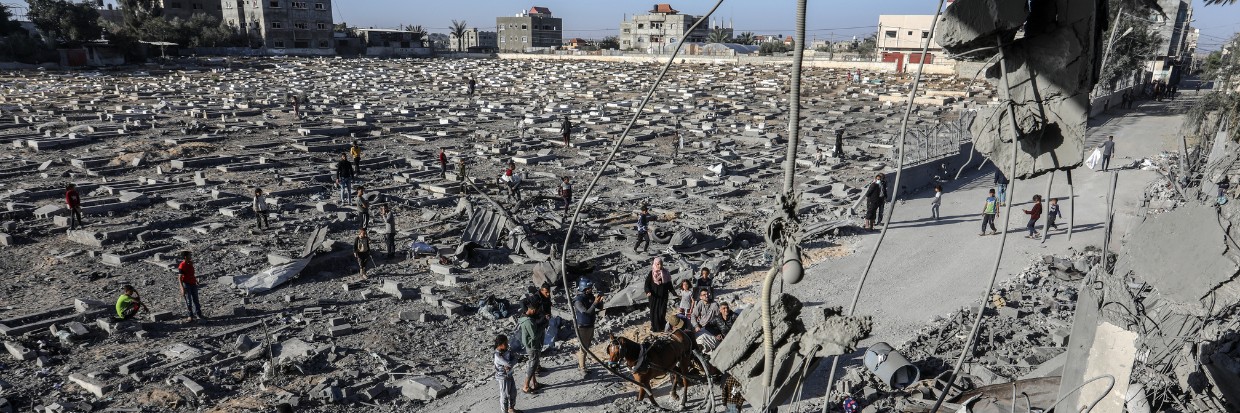 20 de ABRIL: Varias personas palestinas, incluyendo niños y niñas, echan un vistazo a los edificios destruidos y dañados, así como a la zona dañada de los alrededores a la vez que recogen algunas pertenencias sueltas de los escombros de edificios que han sufrido daños importantes en el este de Rafah, Gaza, el 20 de abril de 2024. © Abed Rahim Khatib / Anadolu