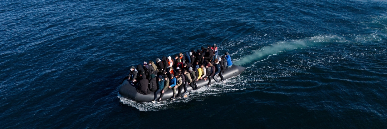 Una imagen tomada con un dron muestra a migrantes cruzando el Canal de la Mancha en una pequeña embarcación, el 06 de marzo de 2024. El gobierno británico ha sufrido recientemente más reveses en la Cámara de los Lores sobre su plan de enviar migrantes a Ruanda para disuadirles de cruzar el Canal de la Mancha. A pesar de los esfuerzos de los gobiernos británico y francés por impedir que los migrantes realicen el peligroso viaje en pateras, muchos están dispuestos a correr el riesgo de solicitar asilo