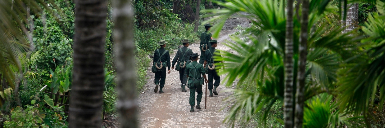 2013年10月2日，士兵们在若开邦丹兑郊外的达彪柴（Thapyuchai）村庄街道上巡逻。© 路透社／Soe Zeya Tun