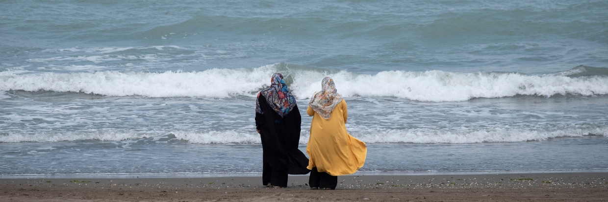 Dos mujeres iraníes con pañuelos obligatorios en la cabeza en la costa sur del mar Caspio en la provincia de Mazandaran, 235 km al norte de Teherán, 14 de julio de 2023. Morteza Nikoubazl / NurPhoto / NurPhoto via AFP