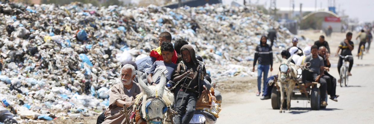 MAY 6: Hundreds of Palestinians, including women and children living in east part of Rafah, migrate to the west part of the country with their belongings following the Israel's announcement on the evacuation of neigborhoods, in Khan Yunis, Gaza on May 6, 2024. © Ashraf Amra – Anadolu Picture/Reuters Marketplace