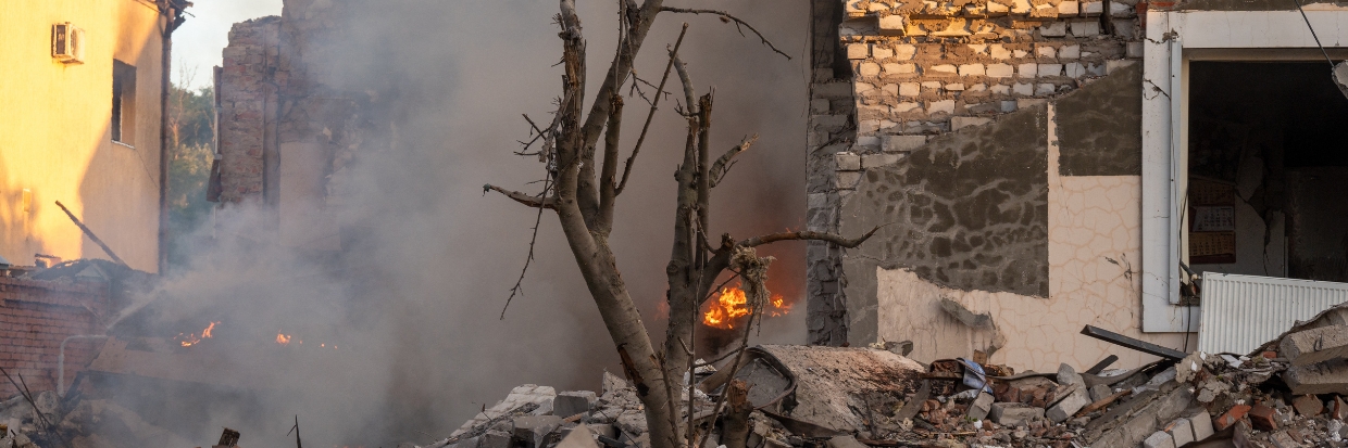 Vista desde el lugar tras la explosión de un misil ruso (según las autoridades ucranianas, S-400) en la zona de una urbanización de casas de campo en Kharkiv, Ucrania, el 10 de mayo de 2024. © Photo by STRINGER / ANADOLU / Anadolu via AFP