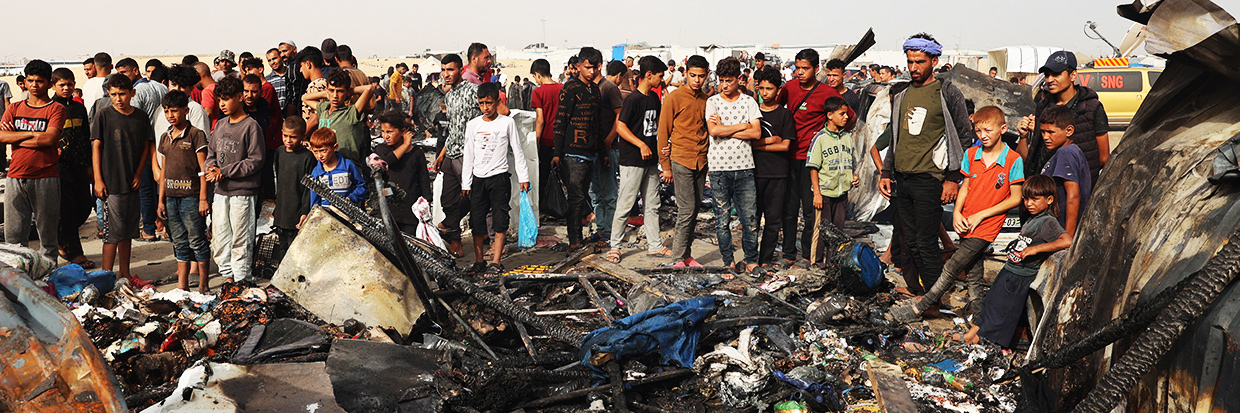 Les Palestiniens se rassemblent sur le site d’une attaque israélienne contre un camp de personnes déplacées à Rafah, le 27 mai 2024. © Photo d’Eyad BABA/AFP