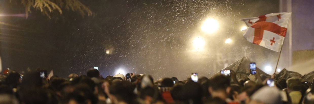 La police intervient avec des gaz lacrymogènes alors que des manifestants bloquent l’entrée du bâtiment du Parlement lors d’une manifestation contre le projet de loi sur la « transparence de l’influence étrangère », à Tbilissi, en Géorgie, le 1er mai 2024. © Anadolu par Reuters Connect