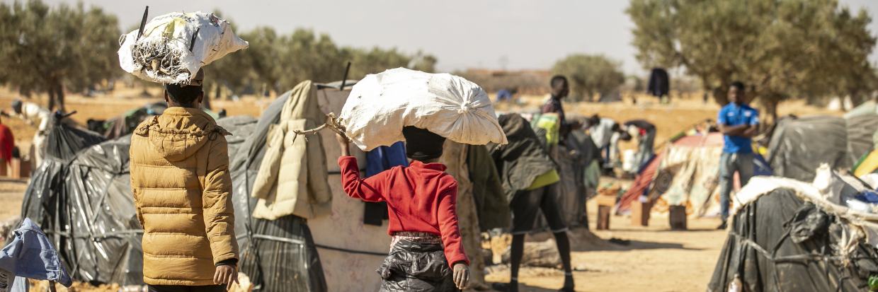 Imagen de migrantes irregulares africanos viviendo en tiendas improvisadas, instaladas en un campo, tras su llegada a Sfax en su periplo hacia Europa a través del mar mediterráneo con la esperanza de mejores condiciones de vida, en Sfax, Túnez, el 31 de enero de 2024.  Créditos:  Reuters Connect