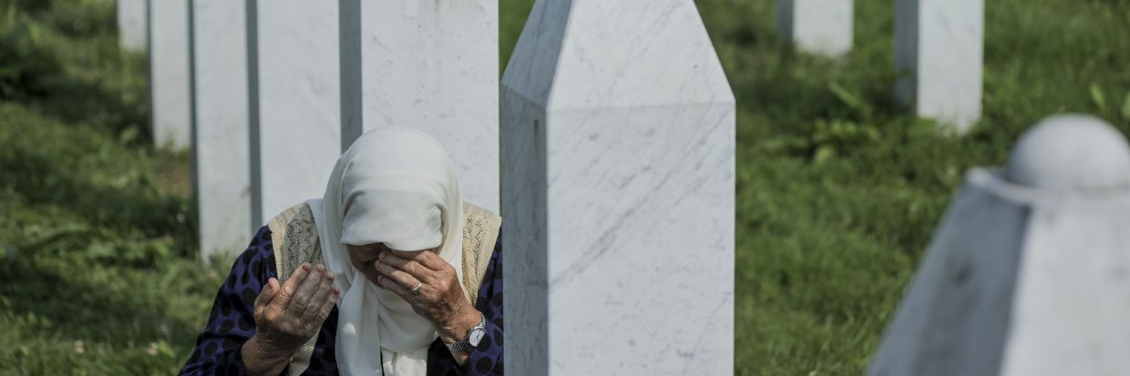 A woman who is a relative of a victim prays at the Srebrenica–Potočari Memorial and Cemetery for the Victims of the 1995 Genocide © Reuters Connect