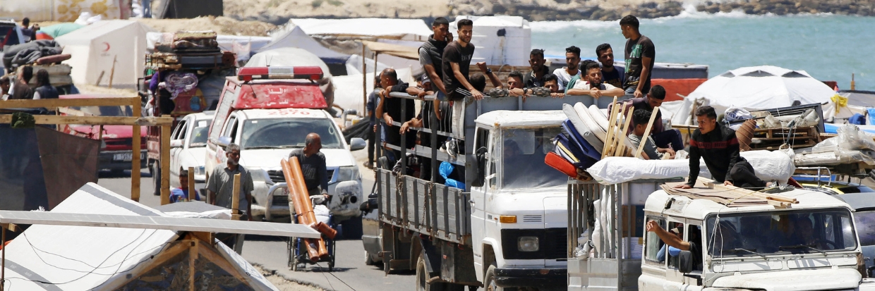 DEIR AL BALAH, GAZA, LE 8 MAI : des milliers de Palestiniens, dont des femmes et des enfants, ont fui les quartiers de l’est de Rafah pour atteindre la côte de Deir al-Balah après la prise de contrôle par l’armée israélienne du poste frontière de Rafah du côté gazaoui à Deir al Balah, Gaza, le 8 mai 2024. © Ashraf Amra – Anadolu par l’AFP