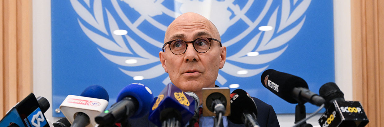 Volker Türk, Haut-Commissaire des Nations Unies aux droits de l’homme, écoute les questions des journalistes durant une conférence de presse au bureau des Nations Unies à Putrajaya le 4 juin 2024. © Mohd RASFAN/AFP