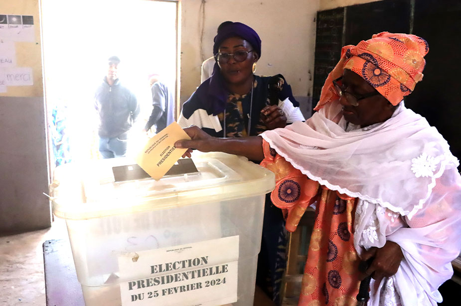 amie Sakho casts her vote at the Dieuppeul-Derklé 2 voting center in Dakar. © OHCHR-WARO/Habibou Dia