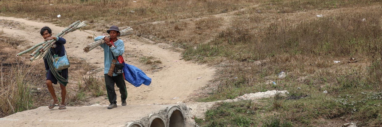 LAUKAW, MYANMAR, LE 26 JANVIER : des hommes portent des bâtons de bambou dans le camp de personnes déplacées de Laukaw, dans l’État karen, au Myanmar. Le camp, aménagé après une attaque de l’armée du Myanmar à Lay Kay Kaw et situé dans un territoire contrôlé par l’Armée bouddhiste démocratique karen (DKBA), accueille environ 350 personnes. Valeria Mongelli/Anadolu (Photo de Valeria Mongelli/ANADOLU/Anadolu par l’AFP)